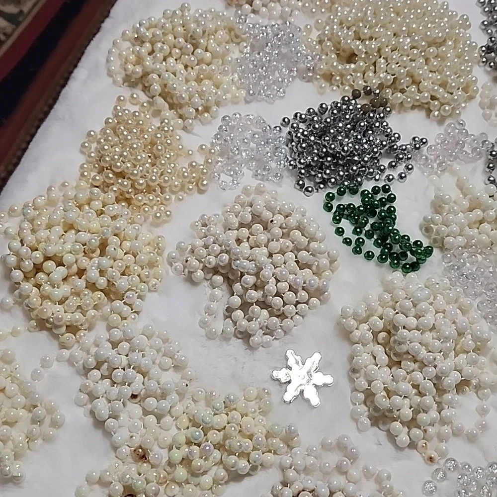 LARGE ASSORTMENT OF SPARKLY ✨️ BEADS BUNDLE.